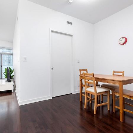 Apartmán Across From The Cn Tower, Metro Toronto Convention Centre And Rogers Centre In Downtown Toronto Core Exteriér fotografie