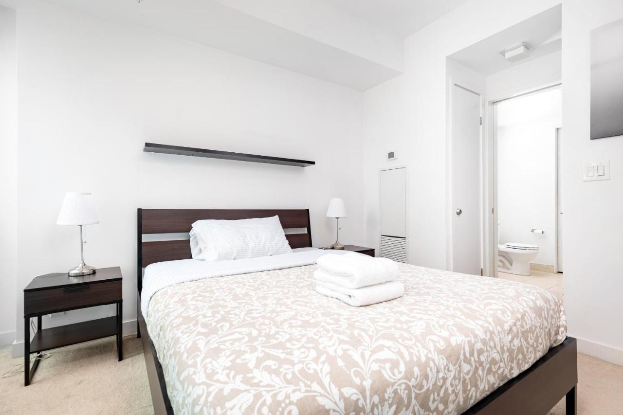 Apartmán Across From The Cn Tower, Metro Toronto Convention Centre And Rogers Centre In Downtown Toronto Core Exteriér fotografie