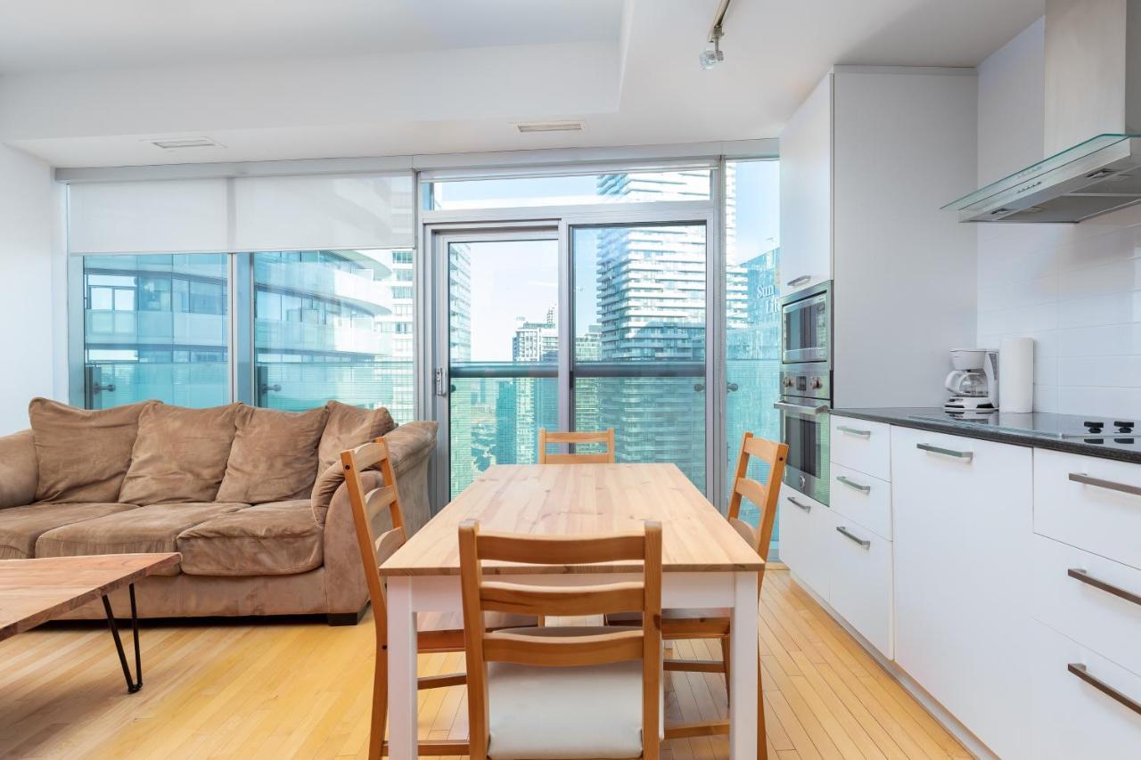 Apartmán Across From The Cn Tower, Metro Toronto Convention Centre And Rogers Centre In Downtown Toronto Core Exteriér fotografie