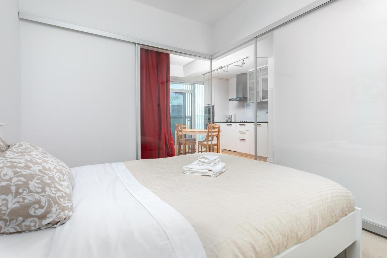 Apartmán Across From The Cn Tower, Metro Toronto Convention Centre And Rogers Centre In Downtown Toronto Core Exteriér fotografie