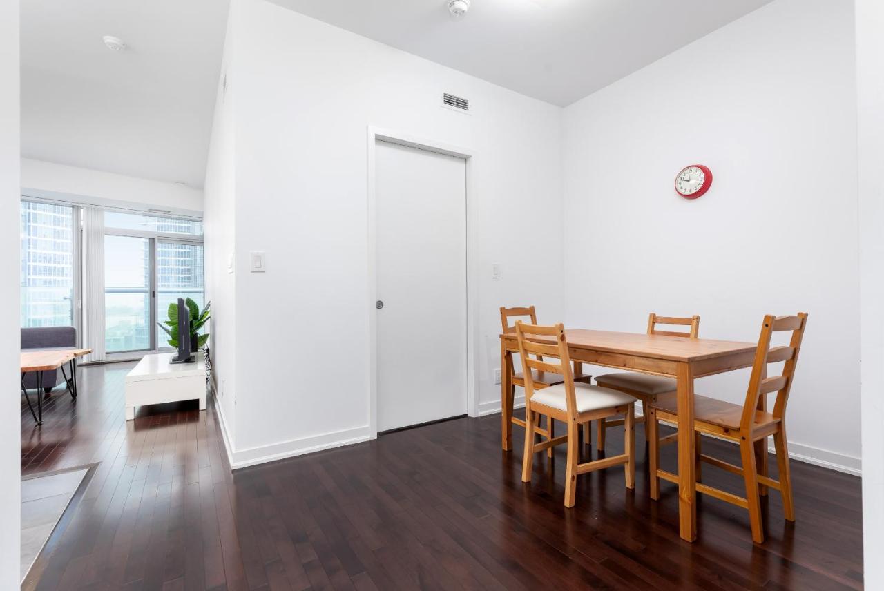 Apartmán Across From The Cn Tower, Metro Toronto Convention Centre And Rogers Centre In Downtown Toronto Core Exteriér fotografie