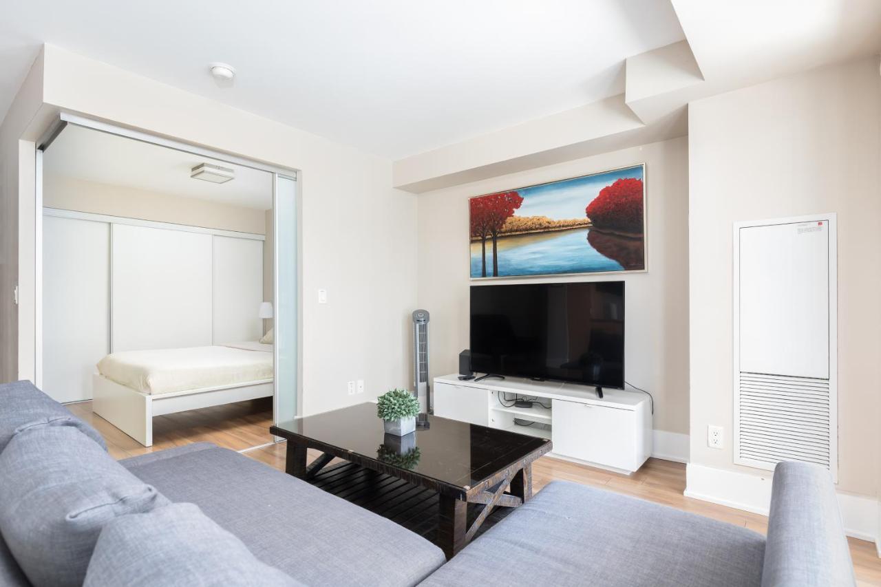 Apartmán Across From The Cn Tower, Metro Toronto Convention Centre And Rogers Centre In Downtown Toronto Core Exteriér fotografie